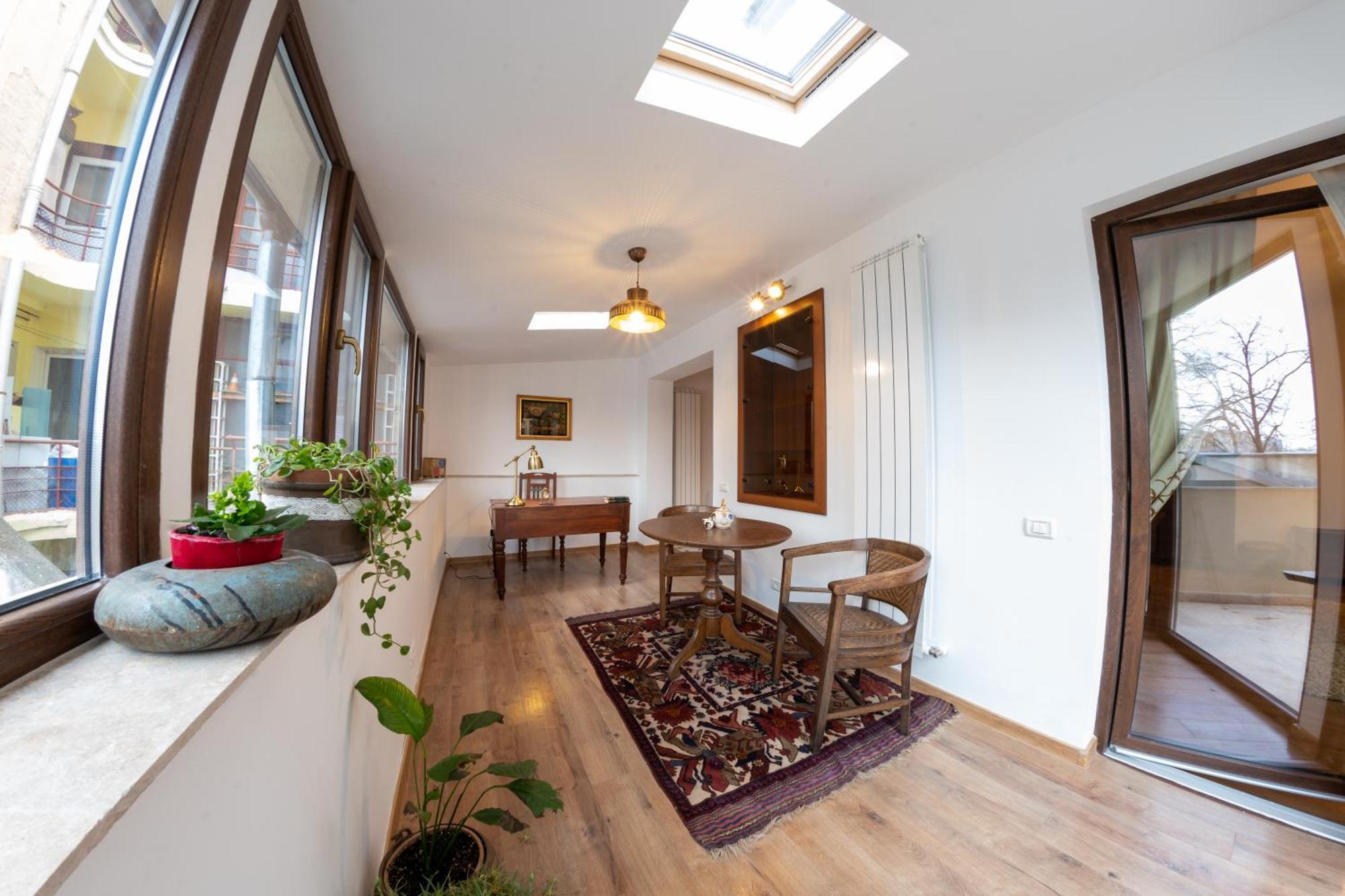 Theatre Rooftop Apartment With Patio Boekarest Buitenkant foto